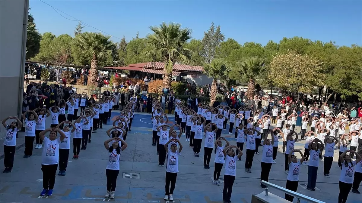 Manisa’da 200 Öğrenci Zeybek Oynadı