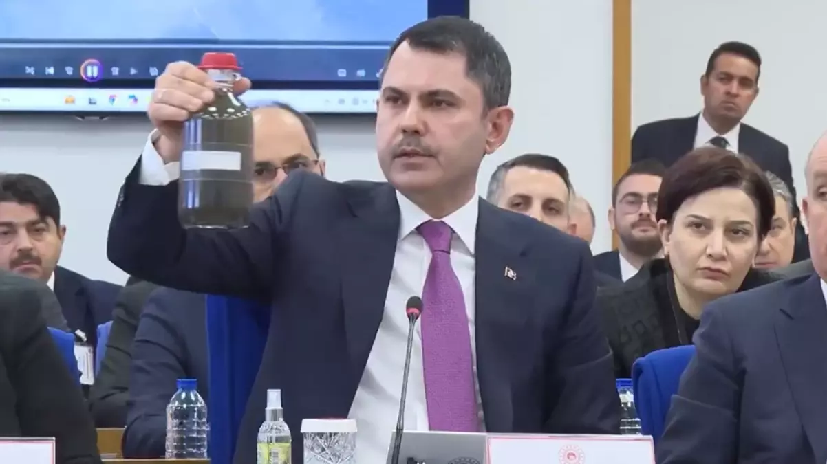 Bakan Kurum yanında getirdiği kirli su ile CHP’lilere sitem etti