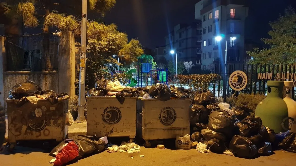 CHP’li belediyede ‘çöp dağları’ skandalı! Vatandaşlar isyan etti: Sokakta yürürken mikrop kapacağız