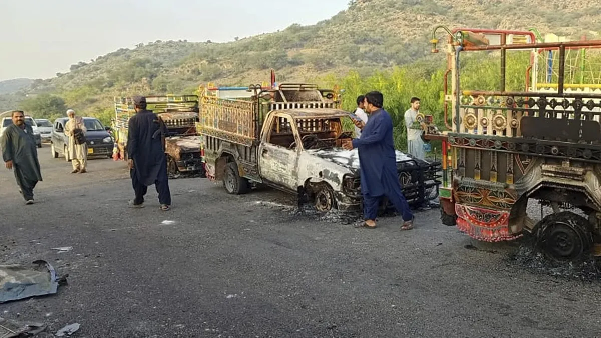 Pakistan kana bulandı: Sivillere ateş açıldı! Onlarca ölü